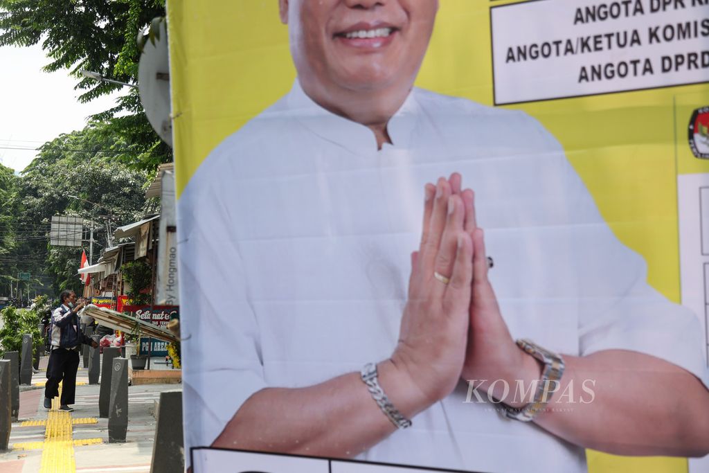 Baliho peserta Pemilu 2024 terpasang di jalur pedestrian di Jalan Balikpapan, Jakarta, Selasa (5/12/2023). 