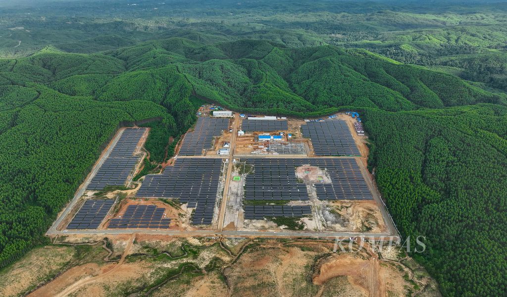 Instalasi panel surya di Pembangkit Listrik Tenaga Surya Ibu Kota Nusantara yang telah beroperasi di kawasan IKN, Penajam Paser Utara, Kalimantan Timur, Rabu (31/7/2024). 