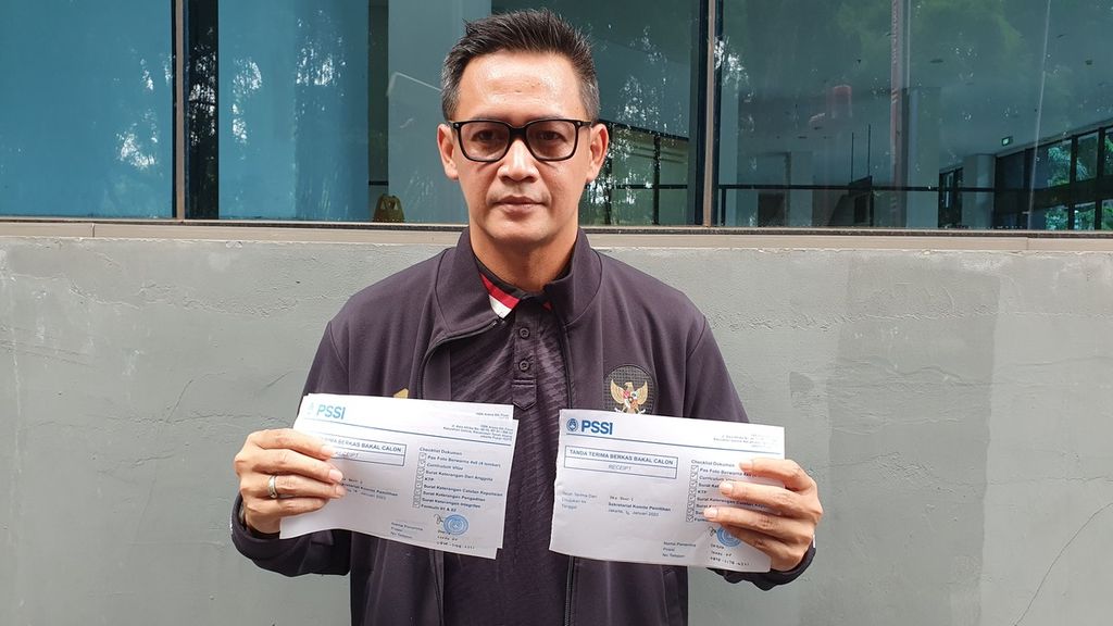 CEO Bandung Premier League Doni Setiabudi menunjukkan berkas pendaftaran turut sebagai bakal calon Ketua Umum Persatuan Sepak Bola Seluruh Indonesia atau PSSI periode 2023-2027 di kantor PSSI, Arena GBK, Senayan, Jakarta, Senin (16/1/2023). 