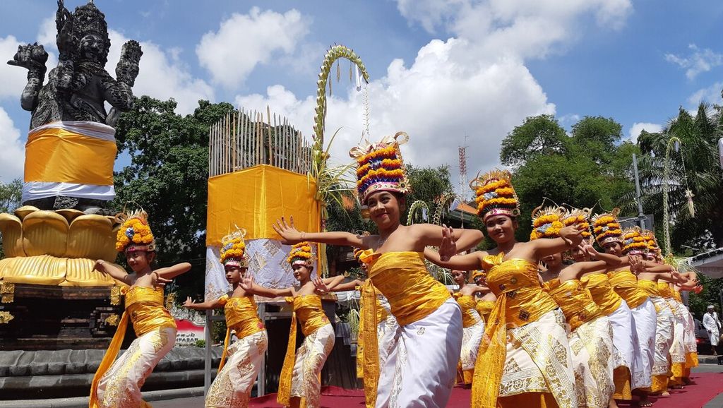 Pergelaran tari Rejang mengisi rangkaian upacara Tawur Tilem Kesanga yang digelar di area Catus Pata Catur Muka, Kota Denpasar, Bali, Selasa (21/3/2023). Upacara Tawur Tilem Kesanga digelar satu hari sebelum hari suci Nyepi. 