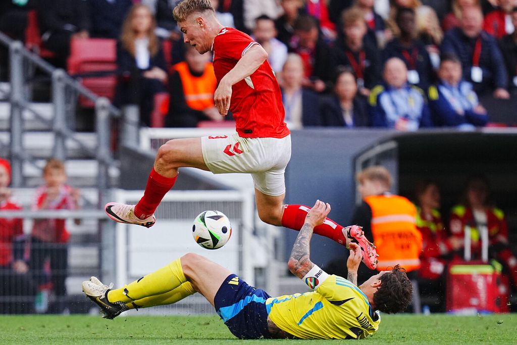 Striker Denmark, Rasmus Hojlund, saat laga uji coba melawan Swedia di Copenhagen, Denmark, Rabu (5/6/2024). Denmark merampungkan persiapan ke Piala Eropa 2024 dengan kemenangan 3-1 atas Norwegia dalam laga uji coba, Minggu (9/6/2024) dini hari WIB. 