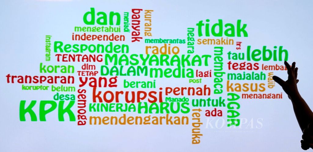 Akademisi dari Universitas Paramadina, Theresia, mengisi salah satu sesi paparan saat berlangsungnya diskusi dan penyampaian Capaian Kinerja Tahun 2022 dan Program Prioritas KPK di Tahun 2023 di Gedung Juang Komisi Pemberantasan Korupsi, Jakarta, Kamis (2/3/2023).
