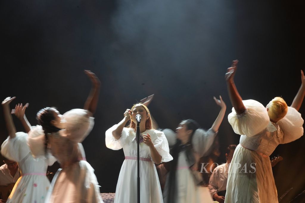 Penampilan Nadin Amizah Konser Selamat Ulang Tahun dalam Festival We The Fest di kompleks Gelora Bung Karno, Jakarta, Jumat (19/7/2024). 