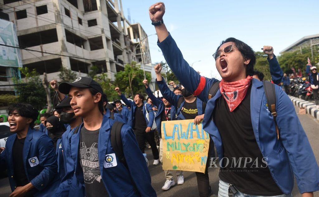 Mahasiswa tiba di lokasi unjuk rasa di depan kantor DPRD Jawa Timur, Surabaya, Jumat (23/8/2024). Aksi tersebut digelar untuk mengawal putusan Mahkamah Konstitusi terkait pilkada agar benar-benar dipatuhi DPR dan pemerintah. Ribuan peserta aksi datang ke kantor DPRD Jatim di Jalan Indrapura, Surabaya, secara bergelombang sejak setelah shalat Jumat. 