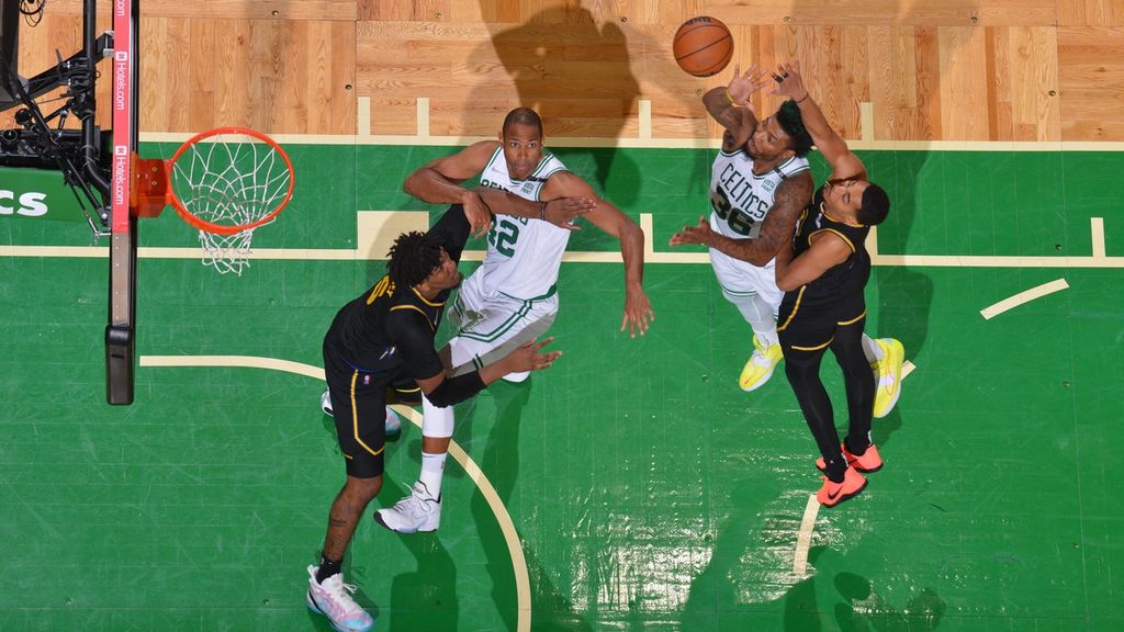 Point guard Boston Celtics, Marcus Smart (kedua dari kanan), berusaha melepaskan tembakan dari tekanan pemain Golden State Warriors, dalam pertandingan ketiga Final NBA di TD Garden, Boston, Kamis (9/6/2022). Celtics menang secara telak, 116-100.