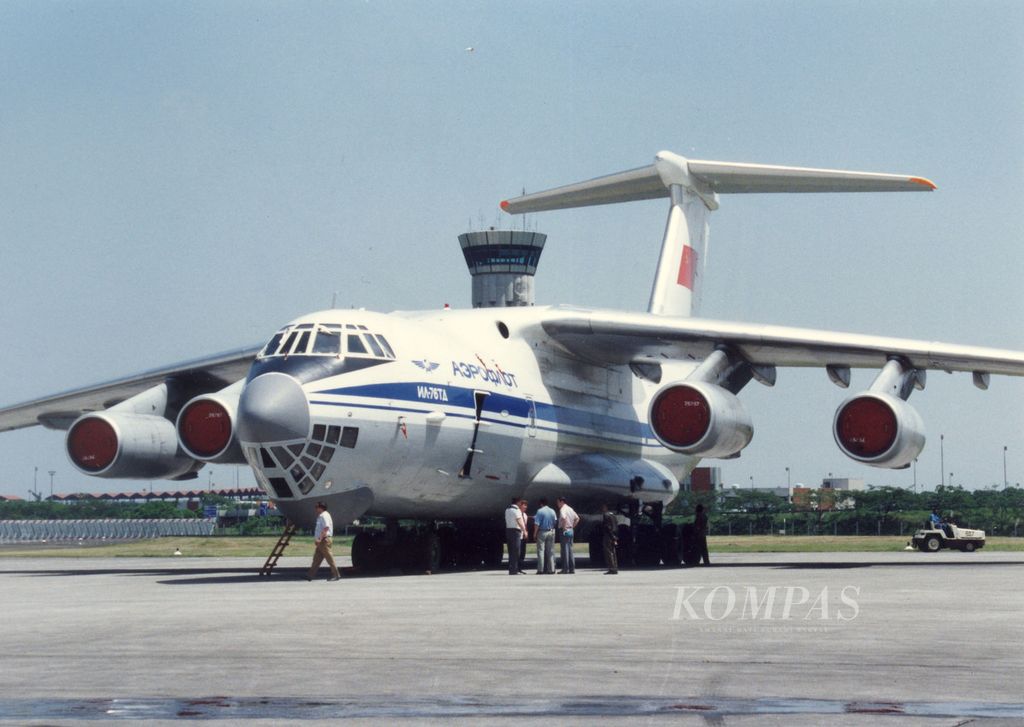Pesawat angkut Ilyushin IL-76 di Bandara Soekarno-Hatta, Tangerang, Banten, beberapa tahun lalu. Pada Rabu (24/1/2024), salah satu IL-76 milik Rusia jatuh di Belgorod, Rusia. 