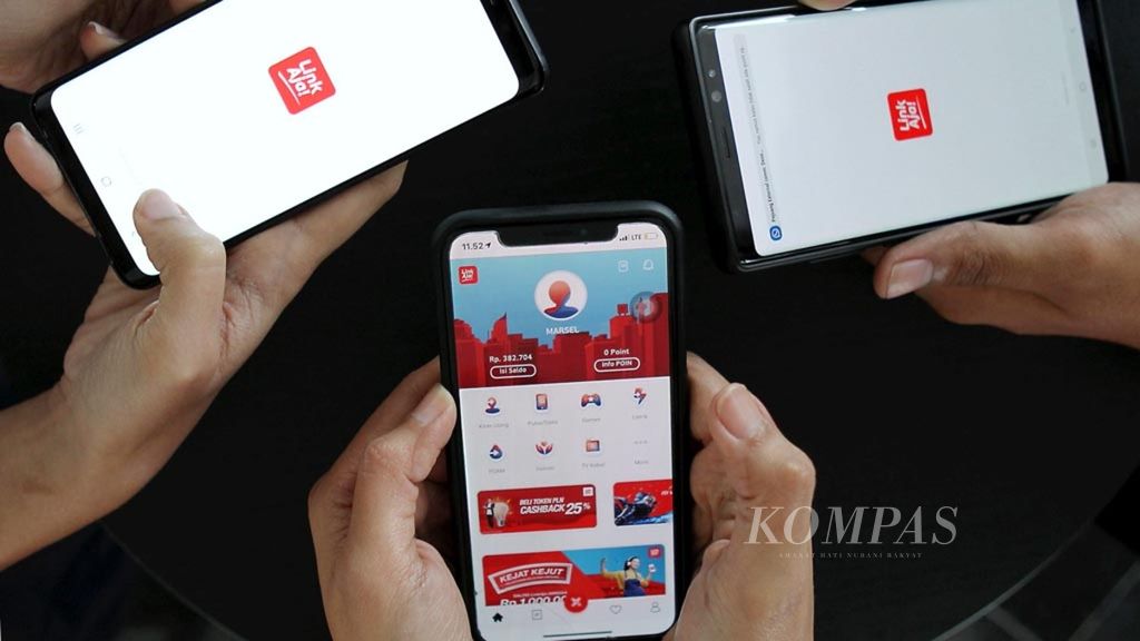 Warga mencoba aplikasi <i>mobile money</i> LinkAja di Jakarta, Senin (25/2/2019). Layanan keuangan elektronik milik Telkomsel, yakni TCASH, resmi berubah menjadi menjadi LinkAja mulai tanggal 22 Februari 2019. LinkAja menggabungkan produk TCASH milik Telkomsel, Yap! milik BNI, e-Cash milik Bank Mandiri, dan T- Bank BRI.