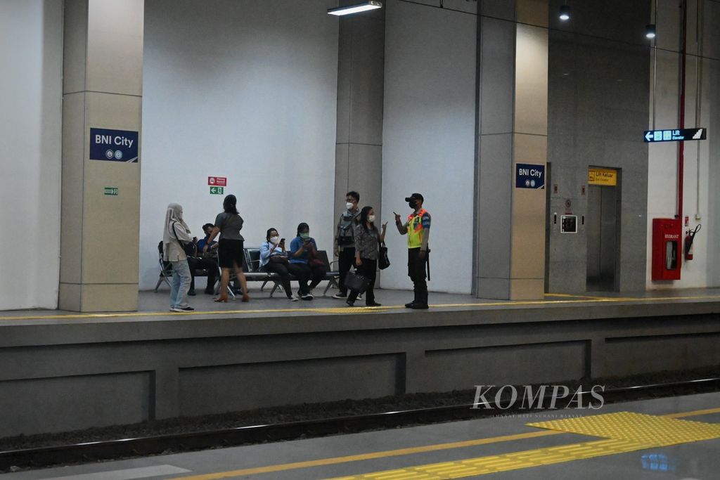 Penumpang menunggu kereta di Stasiun BNI City, Jakarta Pusat, pada Selasa (2/8/2022) sore.