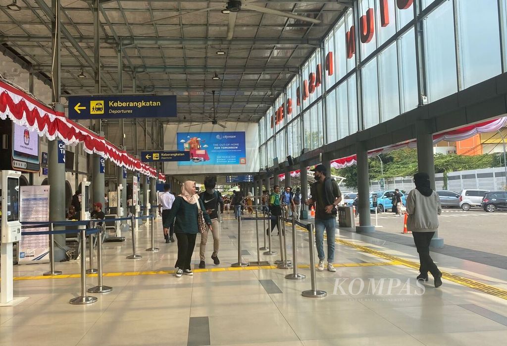 Beberapa penumpang kereta api tiba di Stasiun Pasar Senen, Jakarta Pusat, Kamis (3/8/2023).