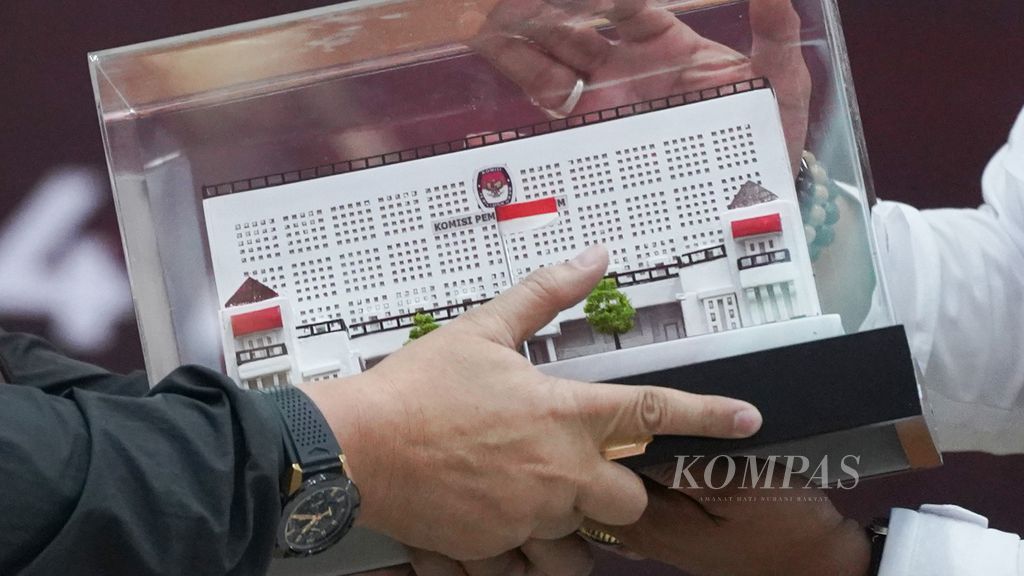Cinderamata KPU Pusat yang diberikan kepada parpol yang melakukan pendaftaran keikutsertaan Pemilu 2024 di Kantor Komisi Pemilihan Umum (KPU) Pusat, Jakarta, Senin (1/8/2022). KPU Pusat mulai melakukan penerimaan pendaftaran para partai politik untuk ikut serta dalam Pemilu 2024. 