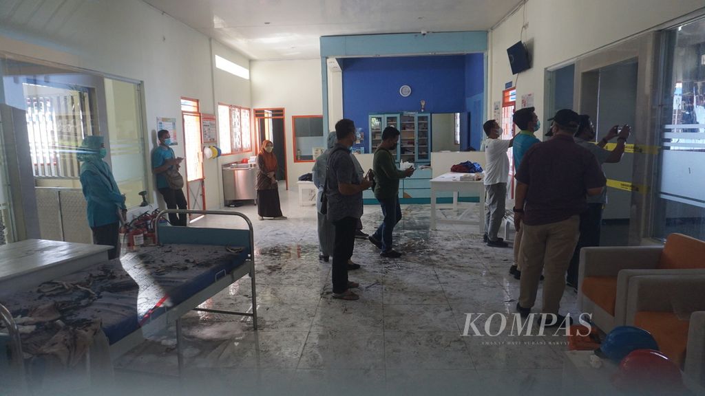 Aparat kepolisian mengecek lokasi kebakaran di Rumah Sakit Jiwa Daerah Surakarta, Kota Surakarta, Jawa Tengah, Jumat (5/8/2022). Insiden tersebut menewaskan dua pasien dan mengakibatkan tiga pasien mengalami luka bakar. Adapun ruang yang terbakar merupakan ruang perawatan intensif psikiatri untuk laki-laki.
