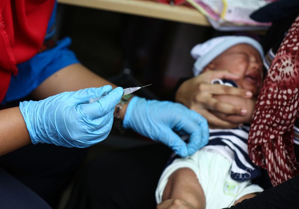 Petugas kesehatan mengimunisasi bayi di Posyandu Bougenvile, Larangan Selatan, Kota Tangerang, Banten, Sabtu (11/1/2020). Posyandu adalah garda terdepan pelayanan kesehatan bayi dan anak balita di Indonesia, termasuk penanggulangan tengkes atau <i>stunting</i>.