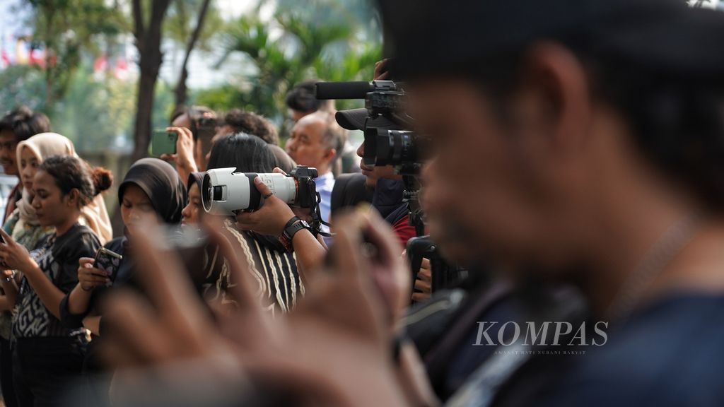 Para wartawan saat mengikuti keterangan pers tentang pengungkapan kejahatan siber penjualan video penyimpangan seksual di Mapolda Metro Jaya, Jakarta, Jumat (18/8/2023). 