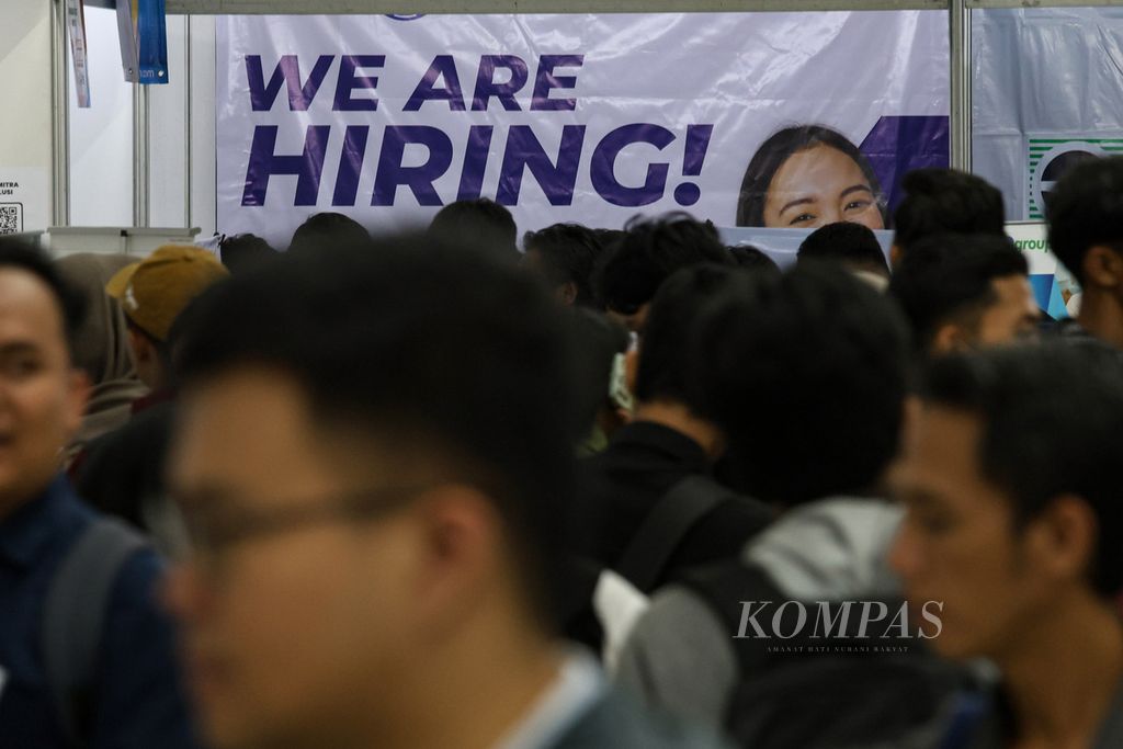 Spanduk pemberitahuan lowongan kerja terpampang di Jakarta Job Fair di Mall Grand ITC Permata Hijau, Jakarta Selatan, Selasa (13/8/2024). Suku Dinas Tenaga Kerja, Transmigrasi, dan Energi Kota Jakarta Selatan menggelar bursa kerja untuk masyarakat secara gratis. Bursa kerja ini digelar selama dua hari, yakni pada 13 dan 14 Agustus 2024. 