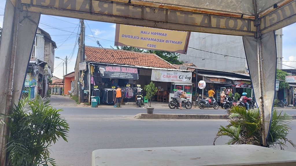 Suasana Jalan Raden Fatah, Kecamatan Peninggalan, Kecamatan Ciledug, Kota Tangerang, Banten, Selasa (10/1/2023), dari dalam pos pengamanan pembuangan sampah liar.