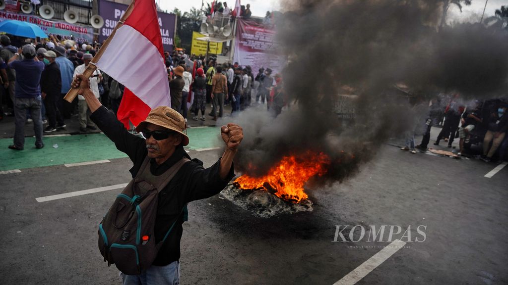 Pengunjuk rasa membakar ban di depan DPR RI, di Jakarta, 5 Maret 2024, untuk menuntut pelaksanaan Hak Angket DPR terkait Pemilu 2024,. 