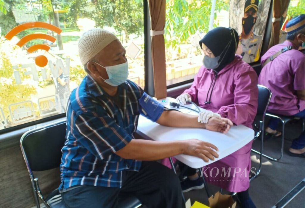 Kapolresta Sidoarjo Kombes Kusumo Wahyu Bintoro mengunjungi vaksinasi Covid-19 dengan sasaran jemaah shalat Jumat di Masjid Agung Sidoarjo, Jumat (10/9/2021)