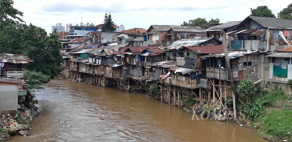 Sejumlah rumah berbahan semipermanen berdiri di pinggir Sungai Ciliwung, di samping Jembatan Ciliwung Kebon Manggis, Matraman, Jakarta Timur.