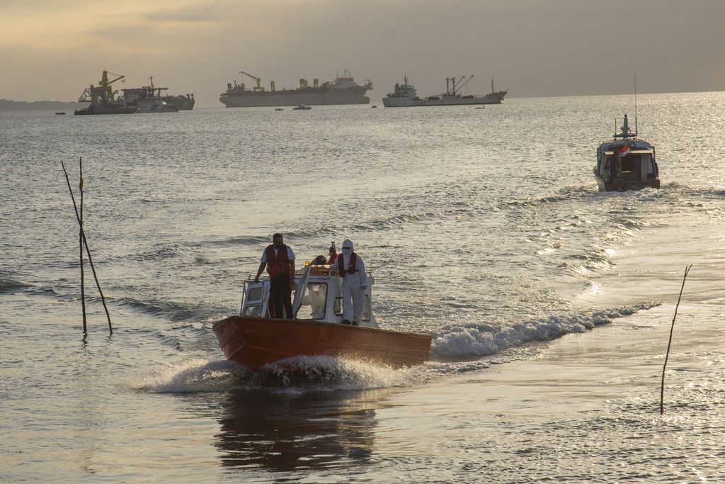 Petugas gabungan bersiap menjemput enam anak buah kapal, warga negara Indonesia, dari kapal ikan berbendera China di Pelabuhan PT Bias Delta Pratama Layup Anchorage, Pulau Galang, Batam, Kepulauan Riau, Rabu (30/12/2020). Satu orang di antara enam ABK tersebut dipulangkan dalam kondisi meninggal.