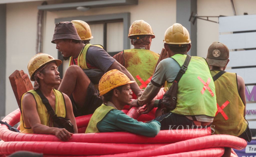 Para pekerja informal di sebuah proyek jaringan fiber optik di kawasan Lebak Bulus, Jakarta, Selasa (7/11/2023). Berdasarkan data Badan Pusat Statistik, hingga Agustus 2023, mayoritas tenaga kerja Indonesia bekerja di sektor informal, yakni 59,11 persen. Sementara sisanya 40,89 persen pekerja di sektor formal. 