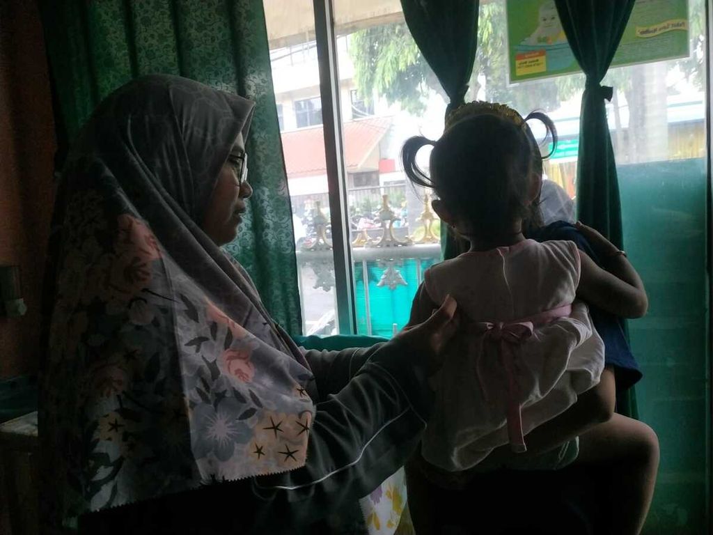 Seorang ibu tengah memeriksakan anaknya di salah satu bidan di Jakarta Selatan, Kamis (4/5/2023).