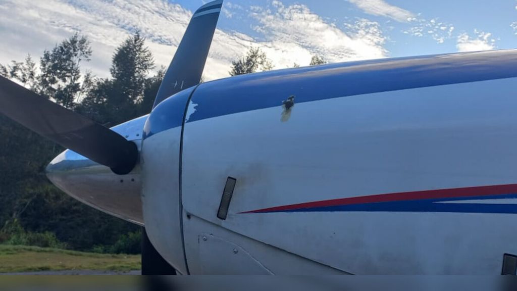 Badan pesawat Asian One dengan nomor penerbangan PK-LTF yang terkena tembakan kelompok kriminal bersenjata saat mendarat di Lapangan Terbang Beoga, Kabupaten Puncak, Papua Tengah, Jumat (14/4/2023).