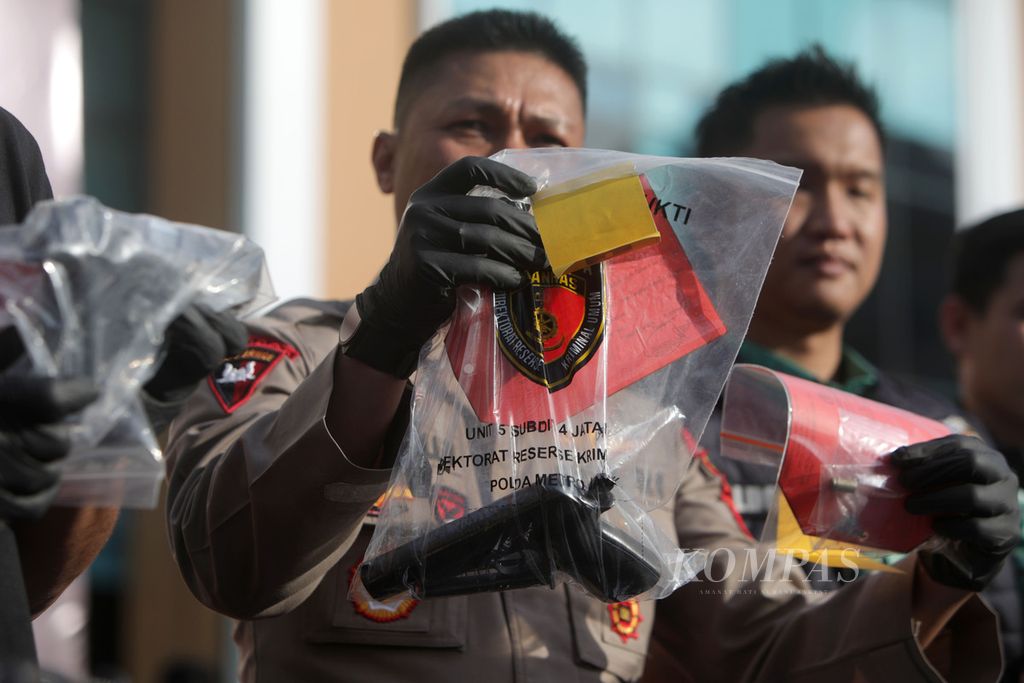 Kapolres Tangerang Selatan Ajun Komisaris Besar Sarly Sollu menunjukkan senjata api yang menjadi barang bukti perampokan toko emas di ITC BSD saat pemberian keterangan pengungkapan kasus tersebut di Polres Tangerang Selatan, Jumat (30/9/2022). Empat tersangka ditangkap dari sejumlah tempat. Polisi mengamankan dua pistol yang salah satunya digunakan untuk merampok. 