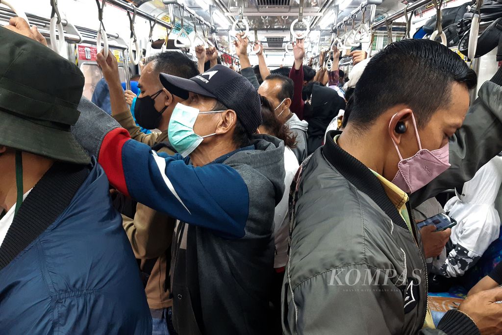 Kepadatan penumpang di dalam KRL tujuan akhir Stasiun Rangkasbitung, Banten, saat lepas dari Stasiun Palmerah, Jakarta, Rabu (3/11/2021). 