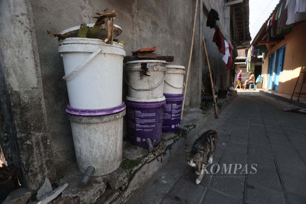 Pemanfaatan sampah dengan sistem ember tumpuk yang dikelola oleh Bank Sampah Lintas Winongo di Kampung Badran RW 011, Kelurahan Bumijo, Jetis, Yogyakarta, Jumat (22/9/2023). 