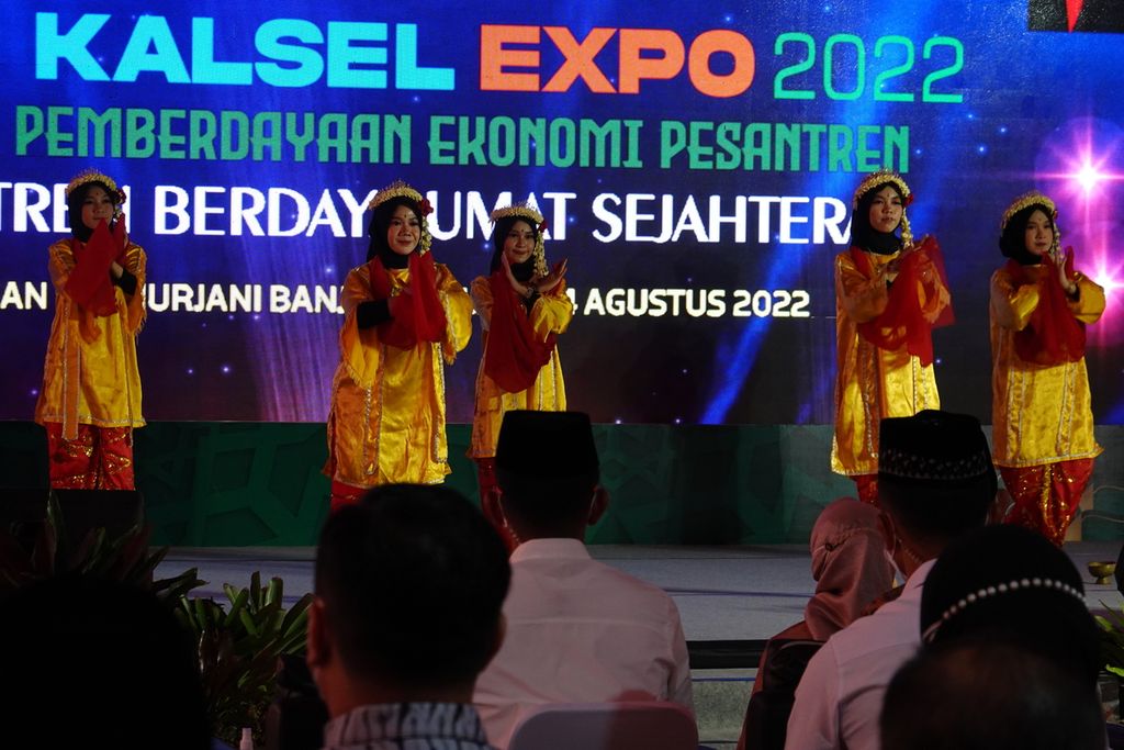 Suguhan tari daerah di acara One Pesantren One Product di Kalimantan Selatan Expo 2022 di Lapangan dr Murjani Banjarbaru, Kalimantan Selatan, Kamis (11/8/2022).