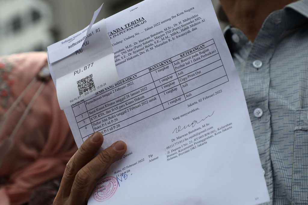 Tanda bukti pendaftaran uji formil UU Ibu Kota Negara (IKN) yang diajukan Poros Nasional Kedaulatan Negara ditunjukkan kepada wartawan seusai pendaftaran di Gedung Mahkamah Konstitusi, Jakarta, 2 Februari 2022. Para pemohon menilai UU ini dibuat secara terburu-buru dan tidak transparan. 