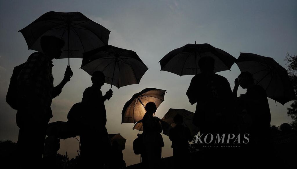 Para aktivis Aksi Kamisan dengan payung khas aksi dalam Aksi Kamisan ke-782 di seberang Istana Merdeka, Jakarta, Kamis (3/8/2023). Aksi Kamisan ke-782 ini mengangkat tema perlunya keadilan penegakan hukum yang serius terhadap oknum TNI yang melakukan kejahatan korupsi.