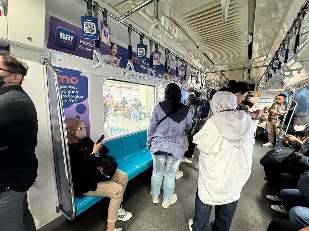 Situasi di dalam MRT ketika insiden benturan dengan material konstruksi terjadi pada Kamis (31/5/2024). Para penumpang di dalam kereta dirundung kepanikan karena mendengar beberapa kali benturan dan dua kali mengerem mendadak.