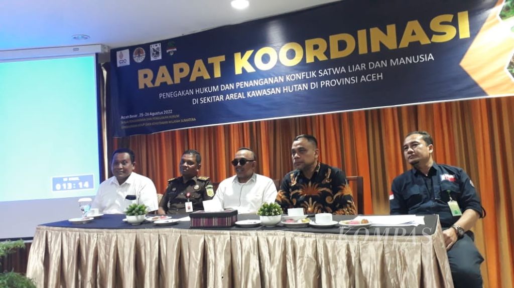 Konferensi pers terkait penegakan hukum dan perlindungan satwa, Kamis (25/8/2022), di Banda Aceh, Provinsi Aceh. Untuk menjamin keberlangsungan hidup empat satwa kunci di Provinsi Aceh, penegakan hukum dan perlindungan harus sama-sama diperkuat.