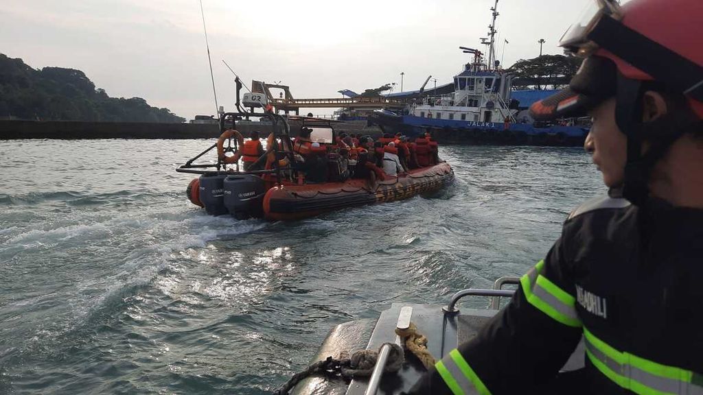 Petugas dari Basarnas Banten mengevakuasi penumpang kapal KMP Royce 1 yang terbakar di alur Penyeberangan Merak-Bakauheni, Sabtu (6/5/2023). Hingga saat ini belum diketahui apakah ada korban jiwa dalam insiden tersebut.
