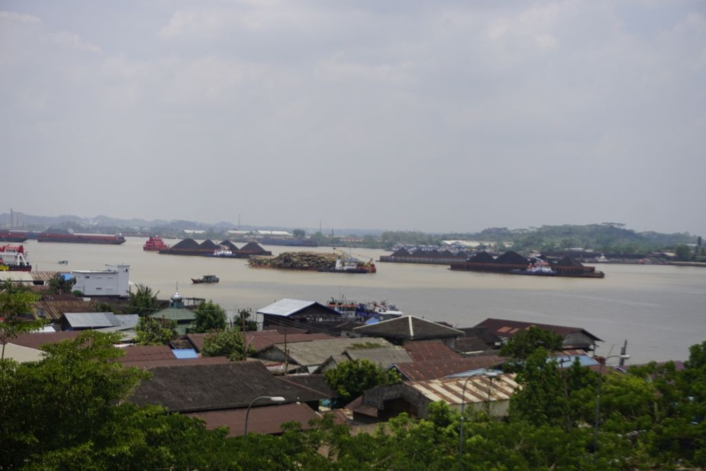 Tongkang batubara melintasi Sungai Mahakam, Kalimantan Timur, Minggu (8/9/2019).