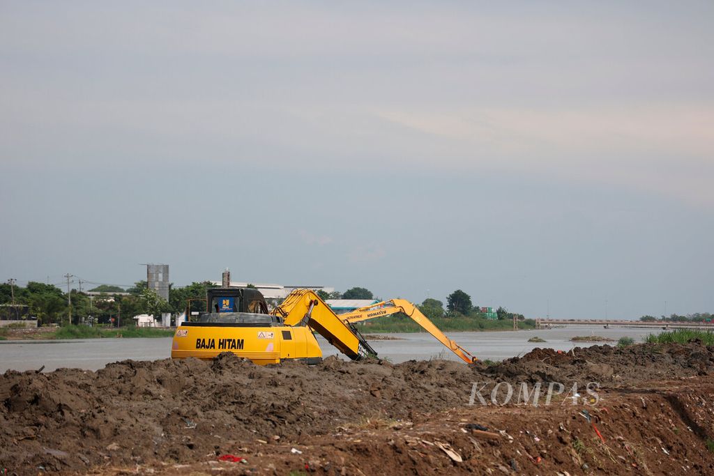 Alat berat yang dioperasikan untuk proyek pengerukan sedimentasi muara di Kanal Banjir Barat, Kota Semarang, Jawa Tengah, Rabu (24/1/2024). Pengerukan sedimentasi ini dilakukan untuk memperlancar arus sungai sebagai bentuk antisipasi banjir. 