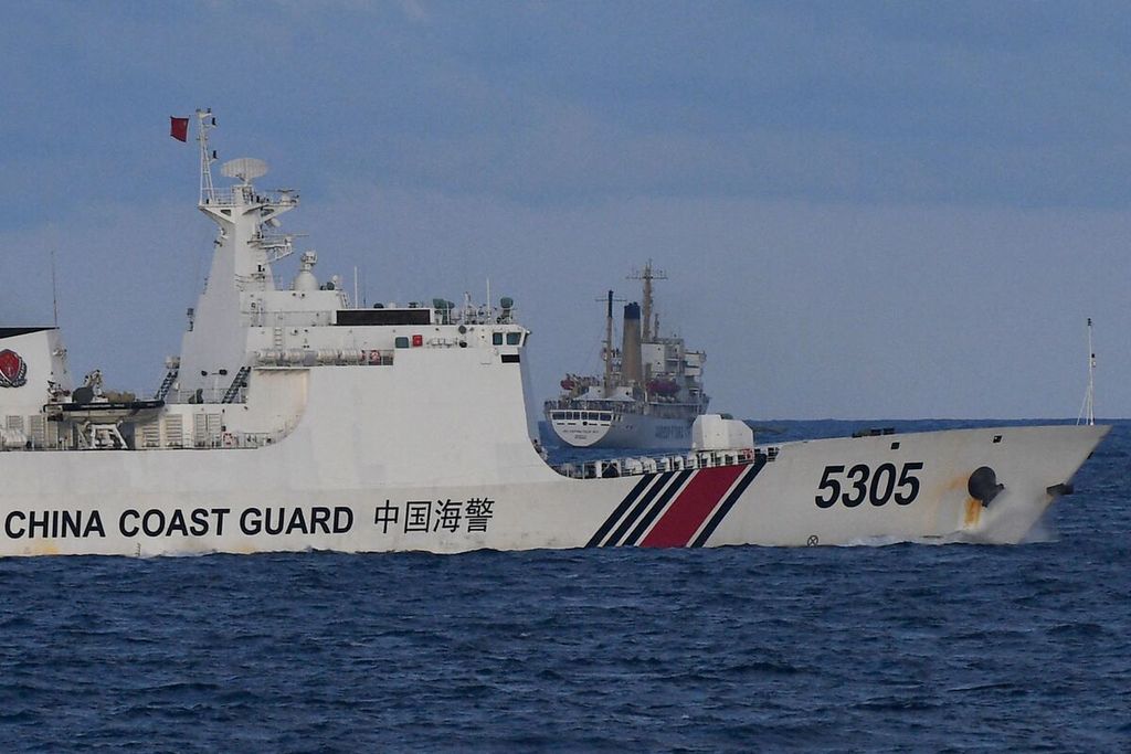 Sebuah kapal penjaga pantai China berlayar tak jauh dari kapal Filipina di wilayah Laut China Selatan, Minggu (10/12/2023).