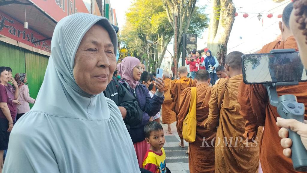 Umat lintas agama berdiri menyambut rombongan biksu yang melakukan pindapata di kawasan pecinan, Kota Magelang, Rabu (31/5/2023).