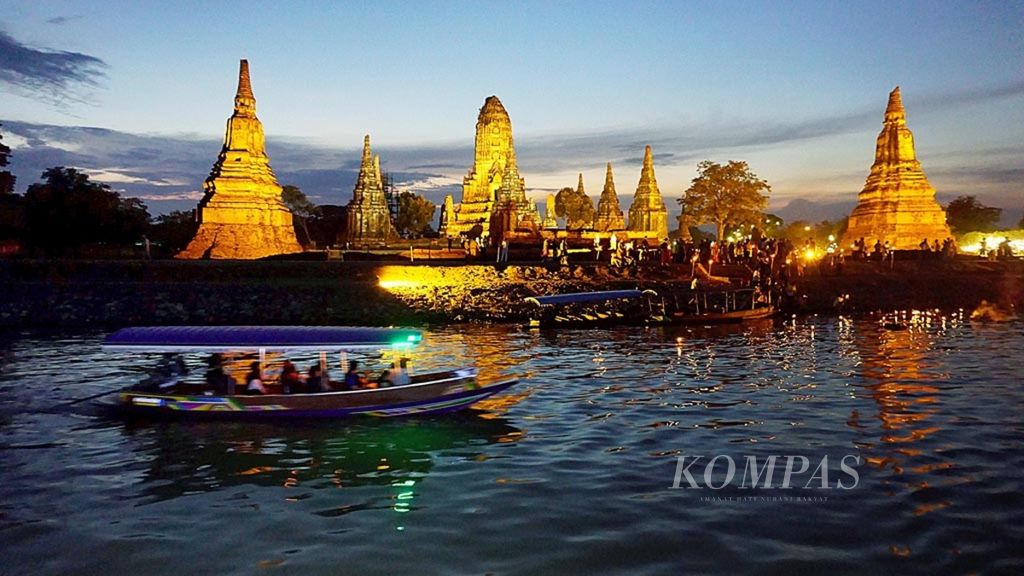Candi Chaiwattanaram di tepi Sungai Chao Phraya, Ayutthaya, Thailand, tampak bersinar saat Festival Loy Krathong atau festival cahaya yang berlangsung pada 22 November 2018.