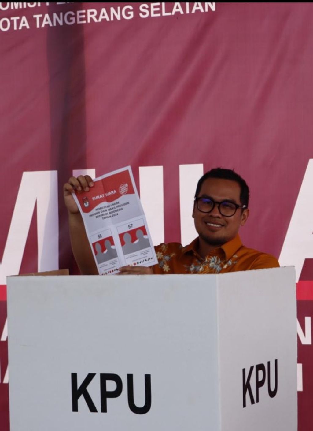 Anggota DPC PDI-P Tangerang Selatan menunjukkan kertas surat suara yang hanya memuat dua kotak pasangan capres-cawapres dalam simulasi yang digelar KPU, di Tangerang, Banten, Rabu (3/1/2024).
