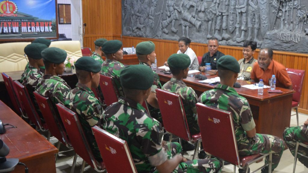 Tampak pemeriksaan prajurit TNI oleh tim Komnas HAM Wilayah Papua di Markas Korem 174/ATW Merauke pada 16 September 2022. Pemeriksaan terkait kasus dugaan penganiayaan dua warga di Kabupaten Mappi pada 30 Agustus 2022.