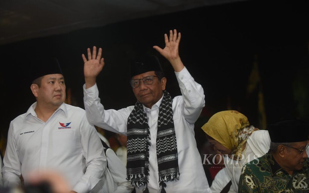 Dengan didampingi Ketua Umum Partai Perindo Hary Tanoesoedibjo, cawapres nomor urut 3, Mahfud MD, tiba untuk menghadiri Sholawat Persatuan Indonesia di GOR Sidoarjo, Jatim, Sabtu (2/12/2023). 