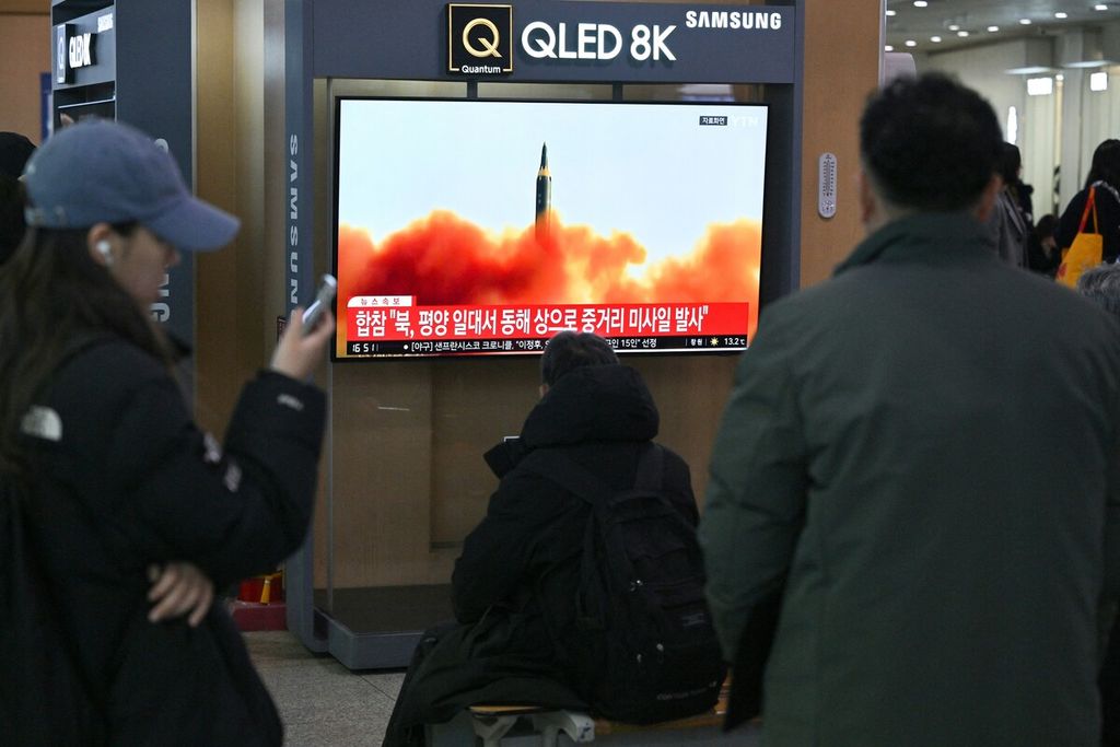 Masyarakat menyaksikan layar televisi yang menyiarkan cuplikan uji coba rudal Korea Utara, di sebuah stasiun kereta di Seoul, Korea Selatan, Minggu (14/1/2024). 