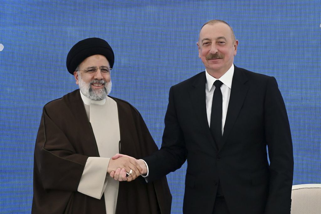 Presiden Iran Ebrahim Raisi (kiri) bersalaman dengan Presiden Azerbaijan Ilham Aliyev (kanan) sesaat sebelum peresmian Bendungan Qiz Qalasi di Azeri, kota perbatasan Iran dan Azerbaijan, Minggu (19/5/2024). 