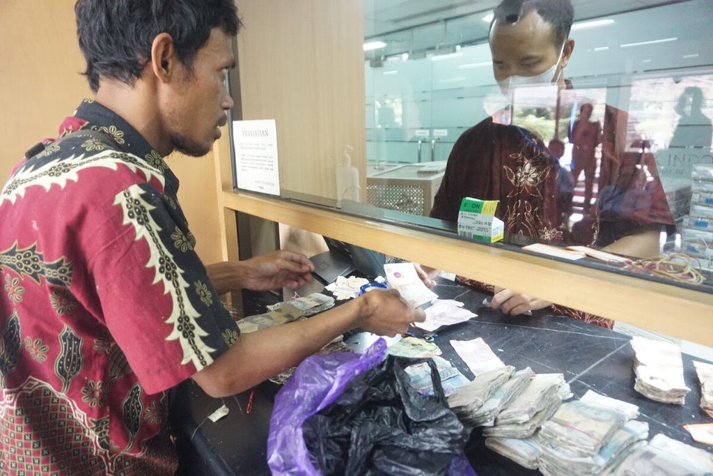 Petugas Bank Indonesia Kantor Perwakilan Purwokerto melayani penukaran uang lusuh di Purwokerto, Banyumas, Jawa Tengah, Kamis (7/9/2023).