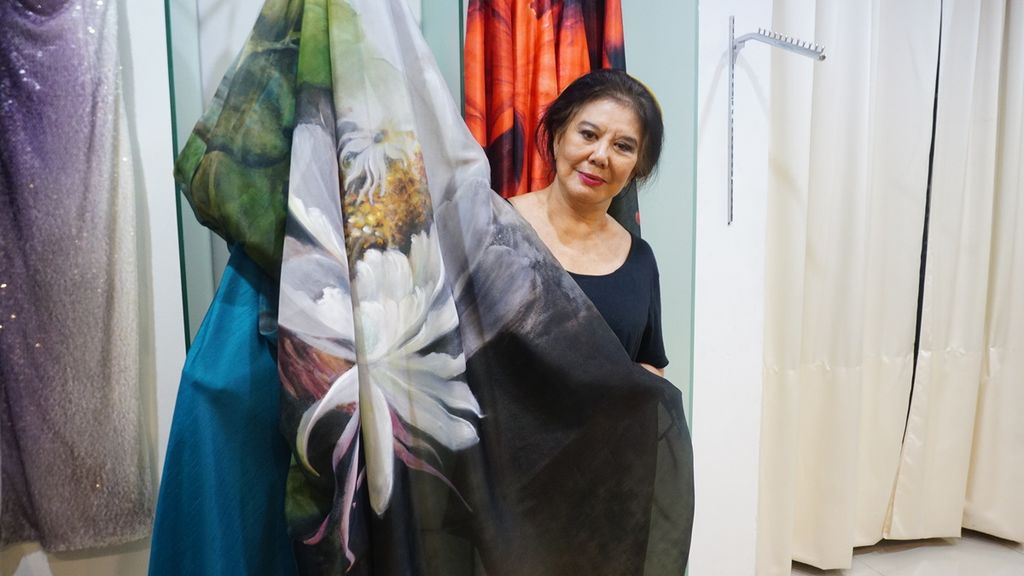 Agnes Linggar Budhisurya, desainer fashion spesialis gaun dengan lukisan buatannya pada Kamis (6/4/2023)