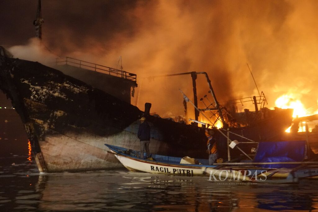 Sebanyak empat kapal terbakar di Pelabuhan Perikanan Samudera Cilacap, Jawa Tengah, Kamis (25/4/2024) malam. 
