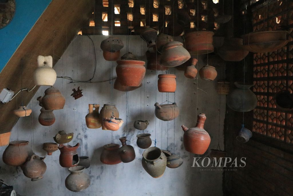 Sejumlah koleksi temuan arkeologi dipajang di Museum Situs Kota China di Kelurahan Paya Pasir, Kecamatan Medan Marelan, Medan, Sumatera Utara, Kamis (16/3/2023). 