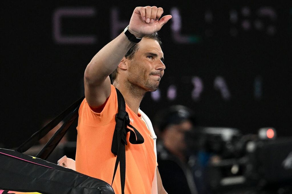Rafael Nadal meninggalkan lapangan seusai kalah dari petenis AS, Mackenzie McDonald, di Australia Terbuka, 18 Januari 2023. Di laga ini, Nadal mengalami cedera pinggul yang memaksanya absen hampir setahun.